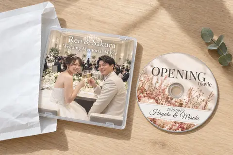 開いた封筒と、表紙と盤面を印刷した結婚式のディスク
