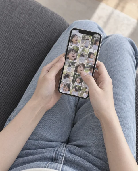 スマホの画面に並んだ、子どもの笑顔の写真
