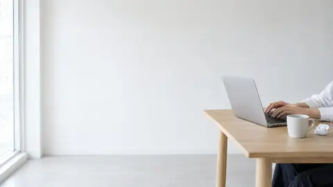 ノート PC で曲の情報を入力する手元
