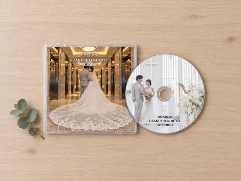 チャペルの新郎新婦と式の日付を印刷したディスクと、ホテルの新郎新婦の写真の表紙を付けたケース