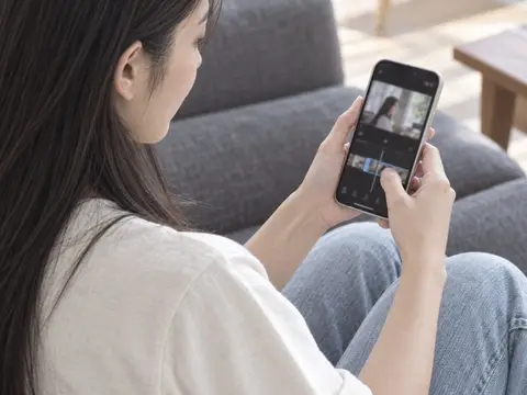 スマホの編集アプリで動画を作る手元